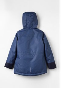 Marinblå vattentät jacka med huva, med en slät textur, elastiska ärmslut och en reflexremsa längst ner för synlighet.