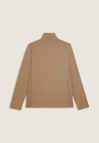 Maglione marrone a maniche lunghe con colletto alto, caratterizzato da un tessuto liscio e dettagli nei pannelli laterali per un tocco di texture e design.