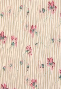 Kukallinen kangas, jossa on vaaleanpunaisia ja sinisiä kukkia rypistyneellä kermanvärisellä taustalla. Tekstuurin näytetään olevan pehmeä ja kevyt, ja siinä on hienoinen kiilto.