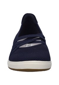 Scarpe slip-on navy con una tomaia texturizzata e fasce elastiche. Suola intermedia bianca e suola in gomma. Fodera interna liscia per il comfort.