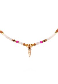 Collier multicolore constitué de perles rondes et cylindriques en divers matériaux. Pendentif central en ton doré avec une pointe et des accents.