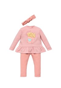 El conjunto de dos piezas rosa incluye una camiseta de manga larga con un gráfico de palomitas de maíz, dobladillo con volantes y leggings a juego con canalé, además de una diadema anudada.