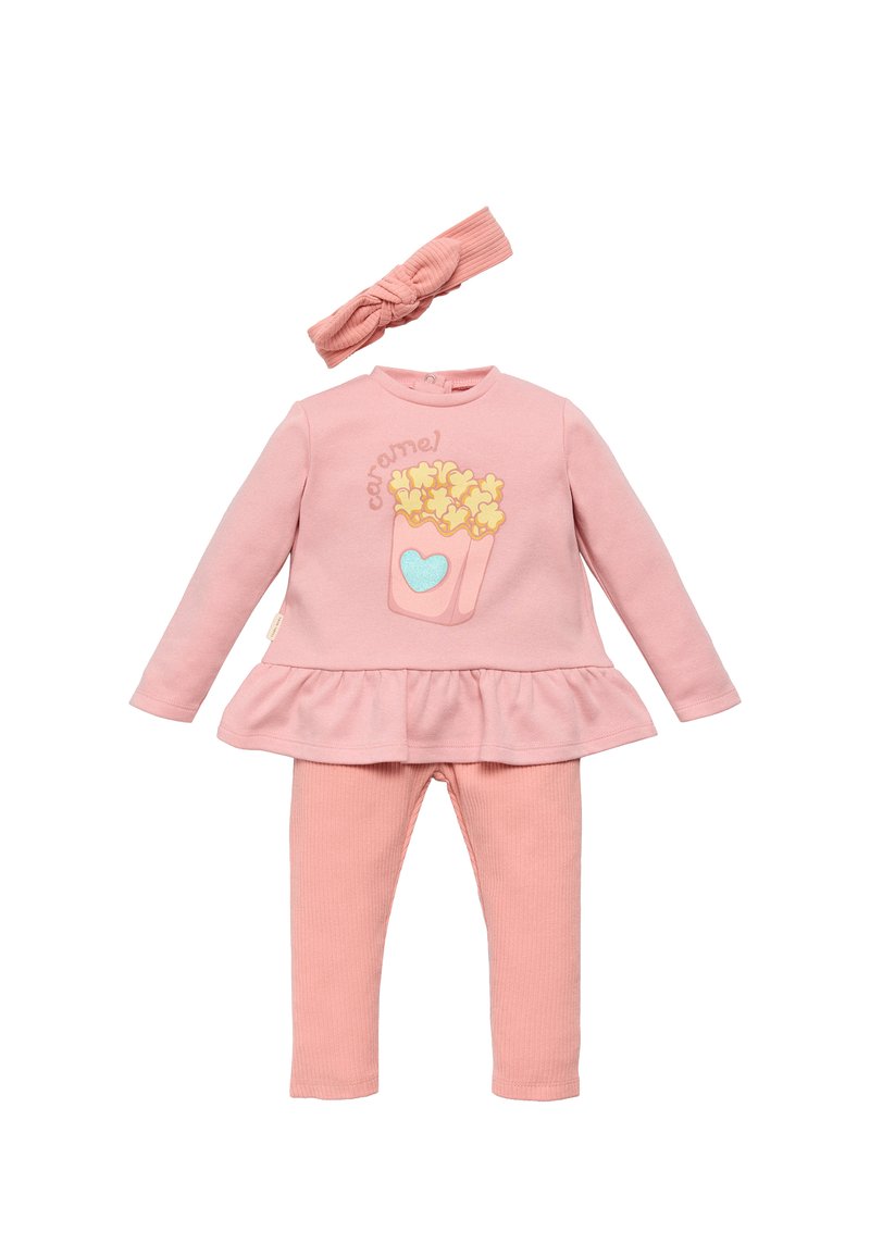 El conjunto de dos piezas rosa incluye una camiseta de manga larga con un gráfico de palomitas de maíz, dobladillo con volantes y leggings a juego con canalé, además de una diadema anudada.