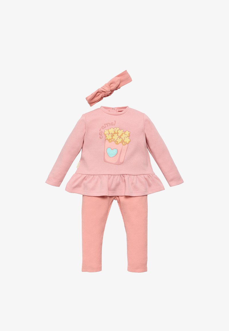 El conjunto de dos piezas rosa incluye una camiseta de manga larga con un gráfico de palomitas de maíz, dobladillo con volantes y leggings a juego con canalé, además de una diadema anudada.