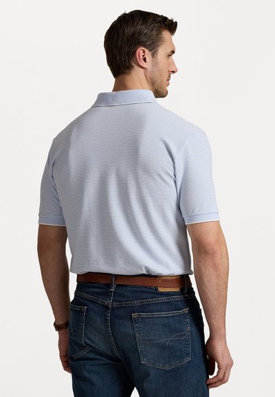 Lyseblå rutet polo skjorte med spiss krage, korte ermer og en avslappet passform, kombinert med mørke jeans og et brunt lærbelte.