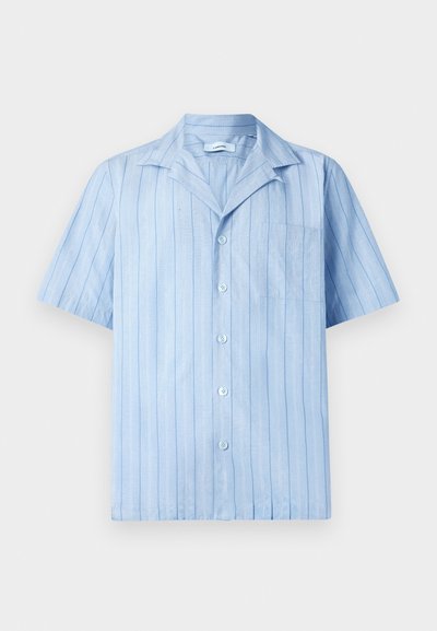 Jasnoniebieska koszula z krótkim rękawem w pionowe białe paski, zapinana na guziki, z kieszonką na piersi. Wykonana z gładkiego, lekkiego materiału.