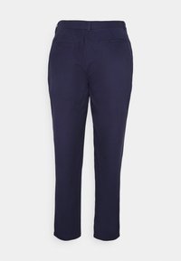 Pantalon bleu marine en coton, avec une coupe droite, deux poches arrière et une taille avec passants de ceinture. Texture lisse dans l'ensemble.