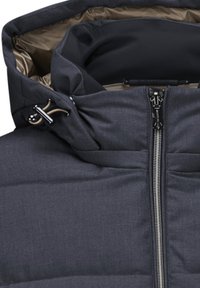 Dunkelgraue isolierte Jacke mit hohem Kragen, auffälligem Reißverschluss und kontrastierendem beigem Innenfutter. Verfügt über Knebelverschlüsse und gestepptes Muster.