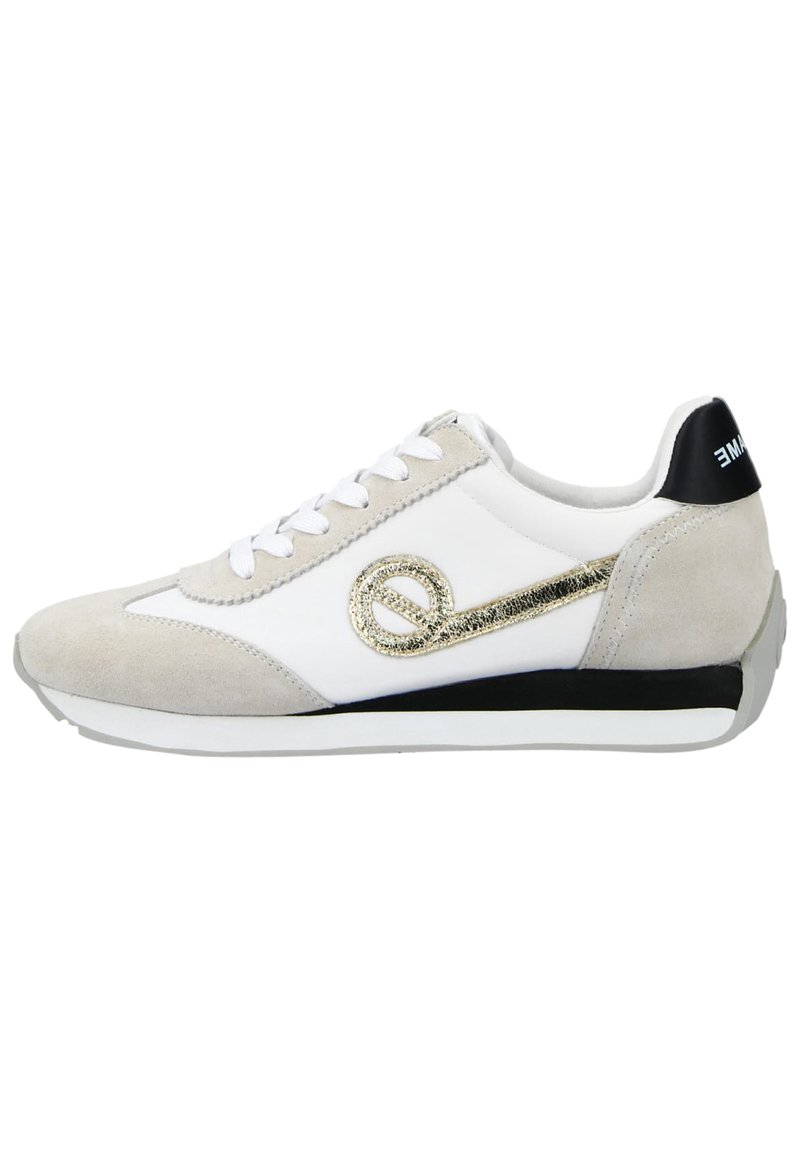 Witte en grijze sneakers van suede en leer, met een glinsterende gouden accent en een zwarte hielband, met veterontwerp.