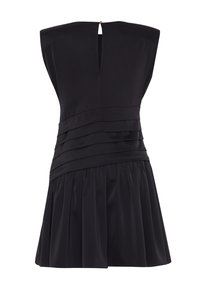 Robe noire sans manches avec encolure arrondie, corsage plissé et jupe évasée. Présente une petite ouverture dans le dos avec un accent doré.