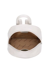 Mały biały skórzany plecak z otwartym głównym zamkiem, ukazującym beżową podszewkę z nadrukowanym logo "WITTCHEN".