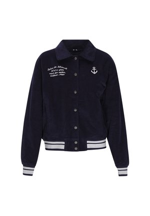 Marineblå fløjljakke med knaplukning fortil, sølvhardware, broderet tekst og hvide striber på de ribbede manchetter og kanten.