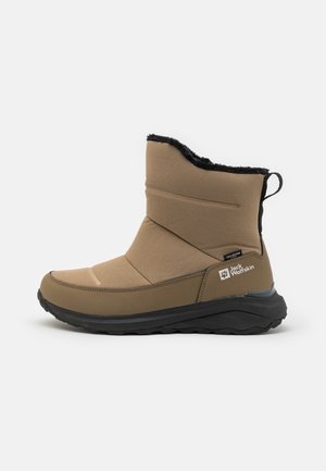 Brauner wasserdichter Winterstiefel mit Obermaterial aus strukturiertem Stoff, Kunstfellkragen und schwarzer Gummisohle. Verfügt über ein Logo an der Seite.