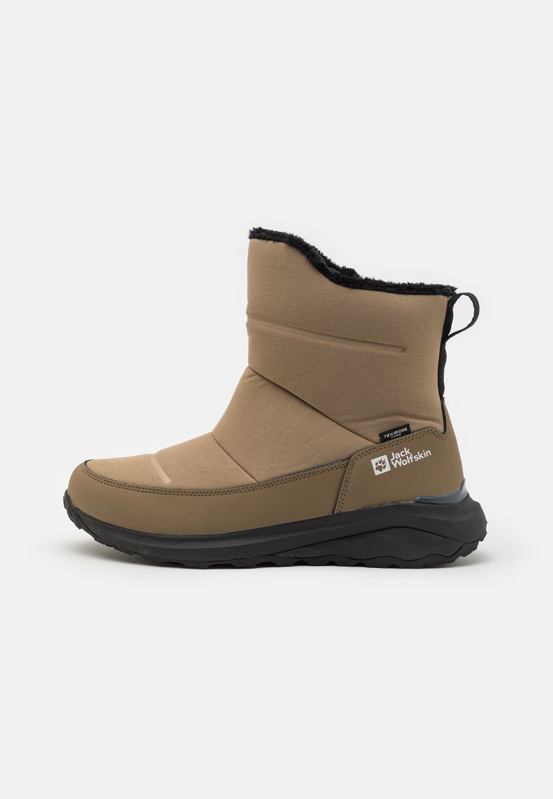Bruine waterdichte winterlaars met een bovenkant van gestructureerde stof, een nepbont kraag en een zwarte rubberen zool. Bevat een logo op de zijkant.