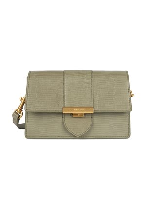 Sac à main en cuir texturé vert avec une fermeture à rabat, des accents en métal doré et une bandoulière amovible. Doté d'une poche frontale avec un détail décoratif.