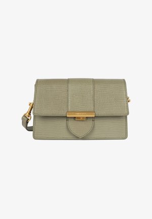 Borsa a mano in pelle verde con texture, chiusura a patta, dettagli hardware dorati e una tracolla rimovibile. Presenta una tasca frontale con un dettaglio decorativo.