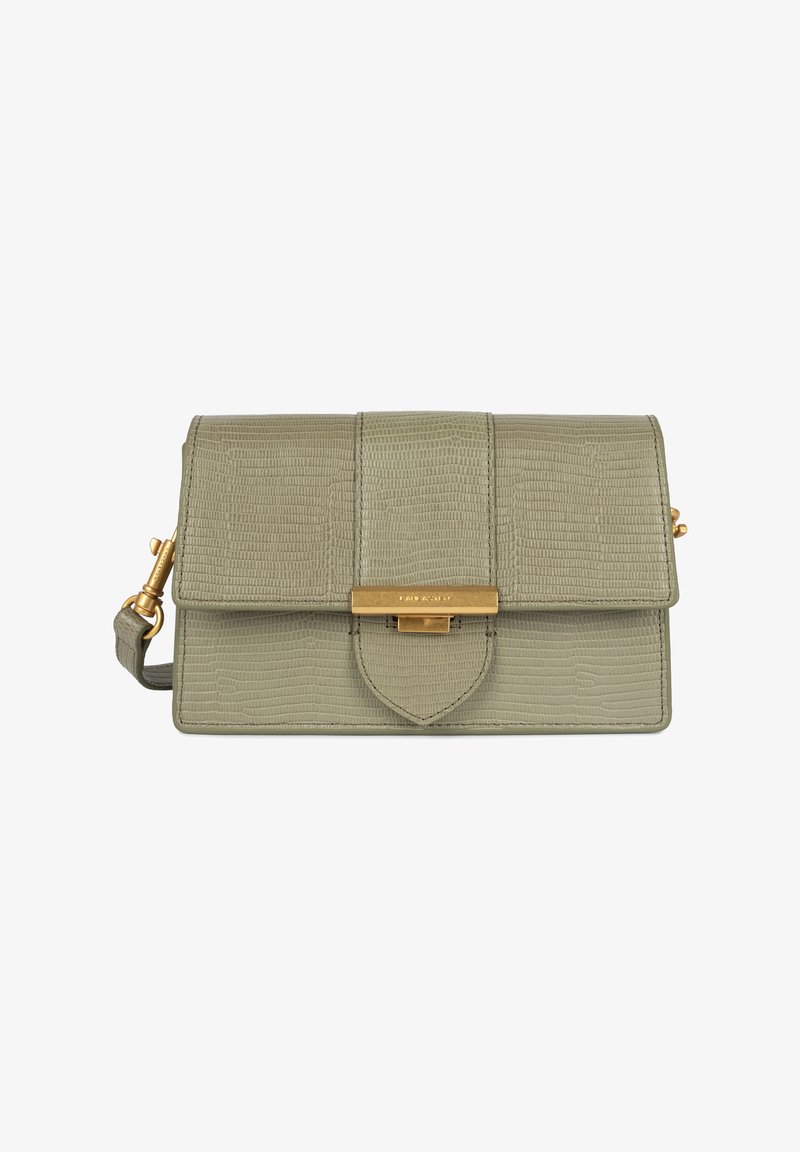 Borsa a mano in pelle verde con texture, chiusura a patta, dettagli hardware dorati e una tracolla rimovibile. Presenta una tasca frontale con un dettaglio decorativo.