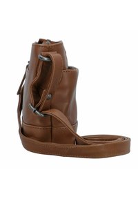 Borsa a tracolla in pelle marrone con zip superiore, tracolla staccabile e finitura testurizzata. Presenta minuteria metallica e un design compatto.