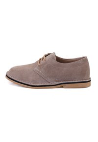 Chaussure en daim gris clair avec un bout arrondi et une silhouette basse. Dotée d'un design cousu, de deux ouvertures à lacets et d'une semelle texturée.