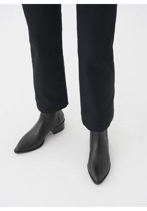 Stiefelette - black