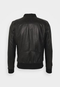 Zwarte leren jas in bomberstijl met ribbelmanchetten en tailleband, gestikte details en een soepele textuur.