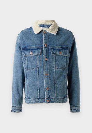 Chaqueta de mezclilla azul con cuello de sherpa blanco, cierre de botón, dos bolsillos en el pecho con solapa y mangas largas sobre un fondo liso.