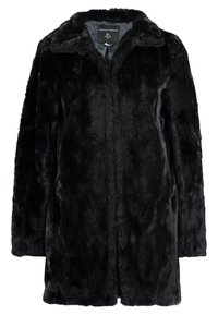 Svart fuskpälsjacka med krage, långa ärmar och rak skärning. Texturen är mjuk och glänsande, vilket ger ett varmt intryck.