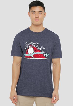 Marineblaues Baumwoll-T-Shirt mit kurzen Ärmeln, mit einem roten Weihnachtsmann-Motiv, weißem Schriftzug "Gruselige Weihnachten" und Spinnennetz-Akzenten.