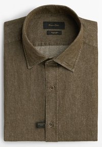 Chemise marron à manches longues pliée, à boutons, avec col classique, deux boutons visibles et étiquette "Regular Fit" près de l'ourlet.