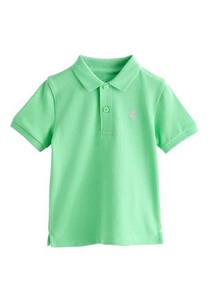 Lysegrøn kortærmet polo med to knapper og lille lyserødt broderet logo på venstre bryst.