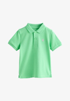 Jasnozielona koszulka polo z krótkim rękawem, dwoma guzikami i małym różowym haftowanym logo po lewej stronie na piersi.
