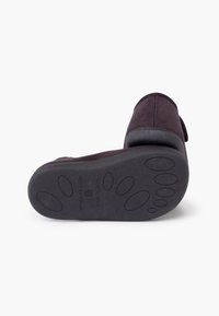 Suela de zapato de gamuza morada oscura con una superficie de goma con patrón. Cuenta con una plantilla moldeada y costura a lo largo del borde superior. Fabricado en España.