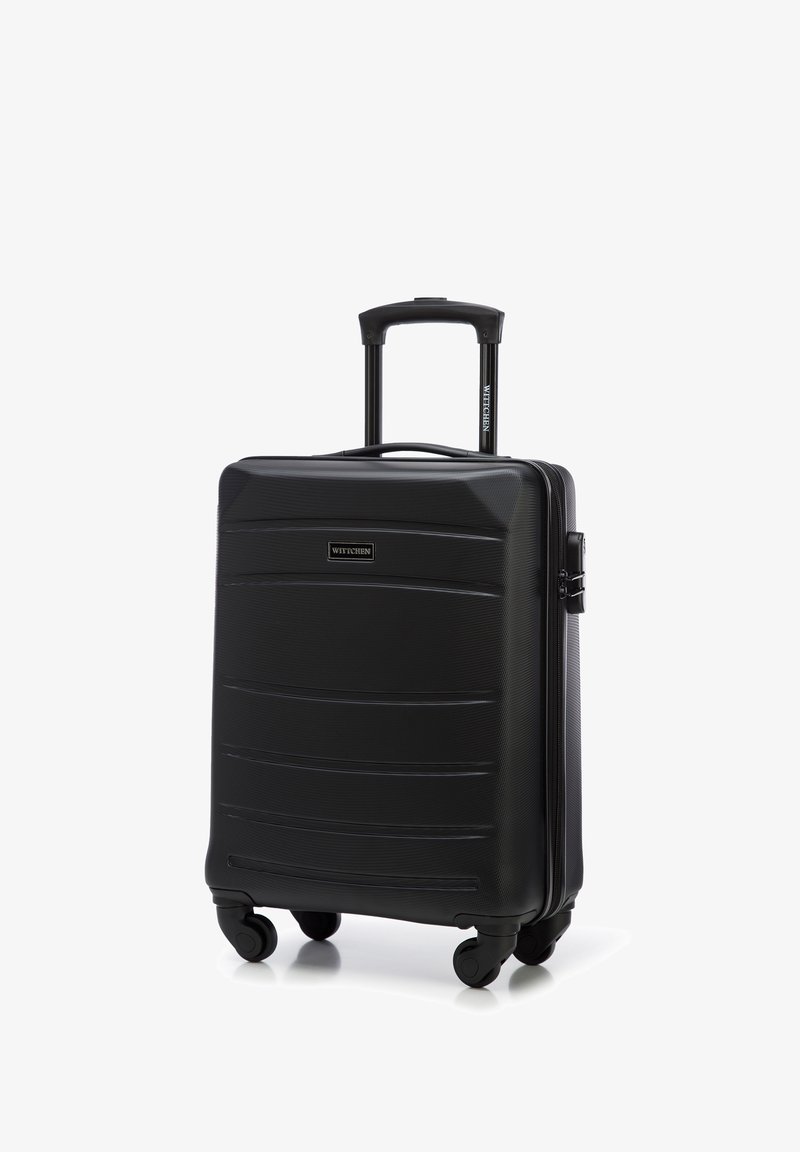 Schwarzer Hartschalenkoffer mit strukturierten Oberflächen, horizontalen Rillen, ausziehbarem Griff und vier Rädern für Mobilität. Markenlogo sichtbar.