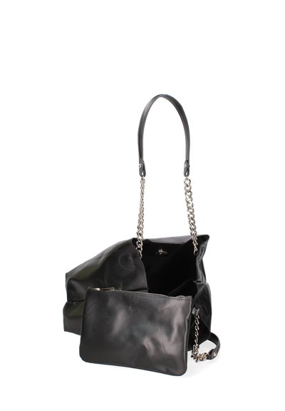 Zwarte leren handtas met een slouchy ontwerp, voorzien van een kettingband en een afneembare ritstas. Soepele textuur en minimale accenten.