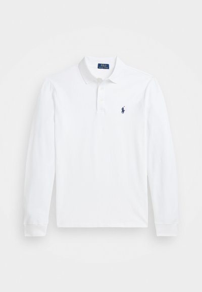 Hvit langermet polo skjorte med krage, tre knapper og liten mørkeblå brodert hest og rytterlogo på venstre bryst.