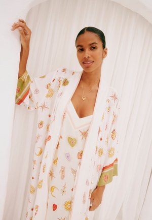 Robe stil kimono din material alb cu modele colorate de soare și inimă, cu accente verzi pe mâneci și un design relaxat, deschis.