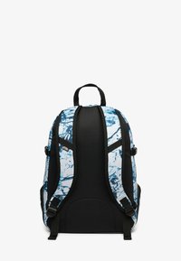 Plecak w niebiesko-białym marmurkowym wzorze, z czarnymi wykończeniami, regulowanymi ramiączkami oraz wyściełanym panelem tylnym dla większego komfortu.