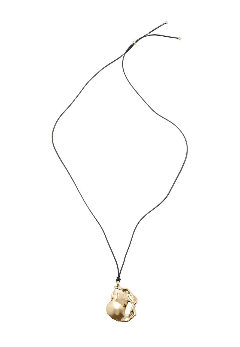 Goldfarbener Anhänger in abstrakter Form, aufgehängt an einem schwarzen Band mit goldenen Akzenten. Der Anhänger weist glatte, runde Formen und strukturierte Details auf.