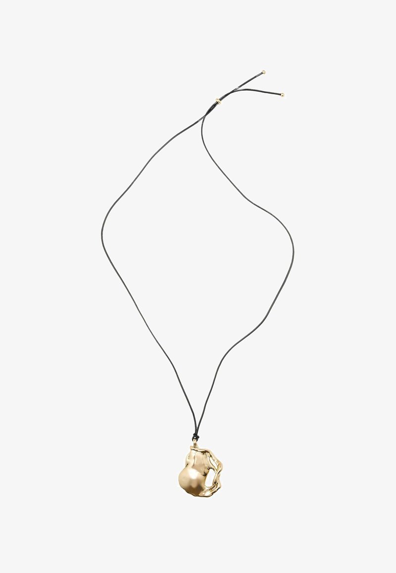 Goldfarbener Anhänger in abstrakter Form, aufgehängt an einem schwarzen Band mit goldenen Akzenten. Der Anhänger weist glatte, runde Formen und strukturierte Details auf.