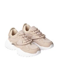 Sneakers beige con tessuto a rete e sovrapposizioni sintetiche, dotate di una suola chunky bianca e lacci tonali. Gli accenti includono un logo sul lato.