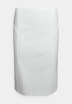 La jupe crayon blanche présente une texture lisse, un design ajusté, une coupe mi-genoux et des détails discrets sur les coutures latérales. Pas de poches ni de fermetures visibles.