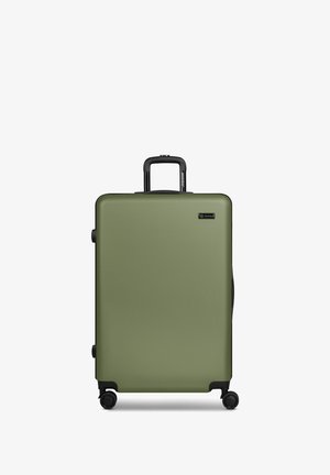 Maleta de carcasa dura de color verde oliva con cuatro ruedas giratorias negras y asa telescópica negra extendida.