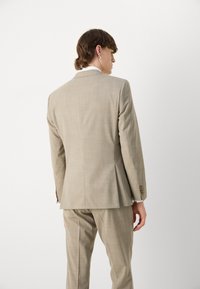 BOSS HUGE - Uzvalks - open beige