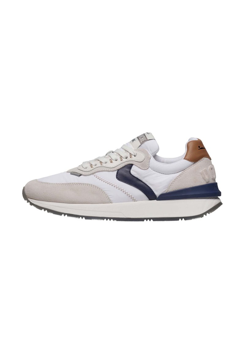 Zapatillas deportivas con una parte superior de cuero y ante blanco, acentos en azul marino, detalles en beige y una suela de goma texturizada. Cordones en tono a juego.
