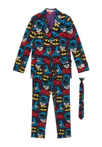 Batman-thema kostuum met gedurfde patronen met personages, gele vleermuis symbolen en levendige kleuren. Inclusief bijpassende stropdas. Luipaardprint achtergrond.