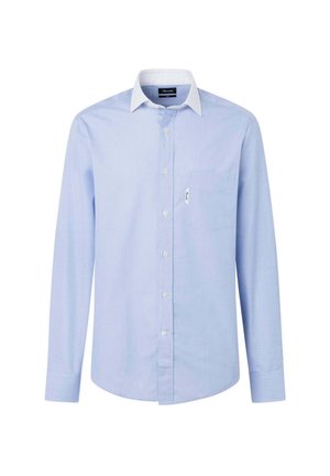 Camisa de botones azul claro con cuello blanco, mangas largas, bolsillo en el pecho y textura suave. Patrón sutil en toda la tela.