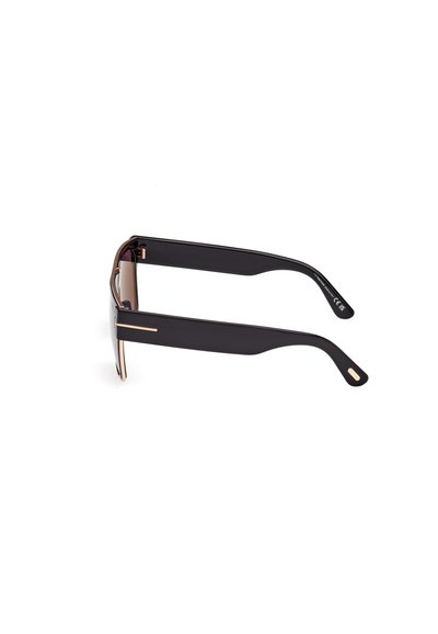 Schwarze Sonnenbrille mit einem eleganten Design, ausgestattet mit getönten Gläsern und mattschwarzen Bügeln, akzentuiert durch einen dünnen goldenen Streifen an der Schläfe.