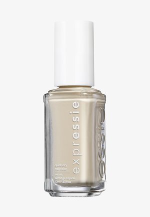 Lacca per unghie Essie Expressie a rapida asciugatura in una tonalità beige, contenuta in una bottiglia di vetro trasparente con un tappo bianco. Etichette in bianco e nero.