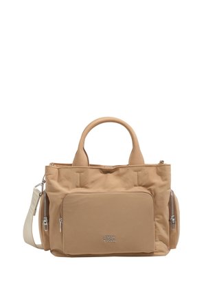 Bolsa tote blanda beige con asas dobles, bolsillo frontal con cremallera, compartimentos laterales con cremallera y correa de hombro blanca desmontable.