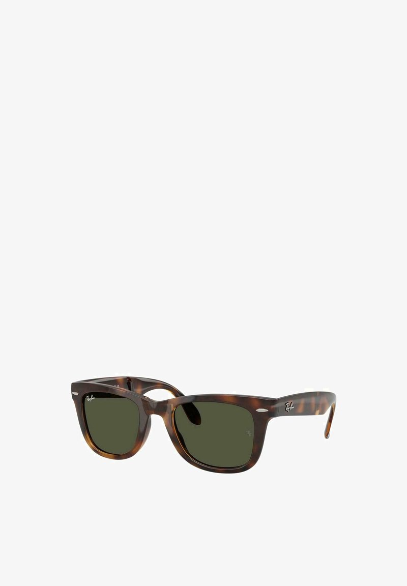 Gafas de sol de carey marrón con lentes verdes, forma cuadrada y un prominente logo de Ray-Ban en la patilla. Textura de plástico suave.